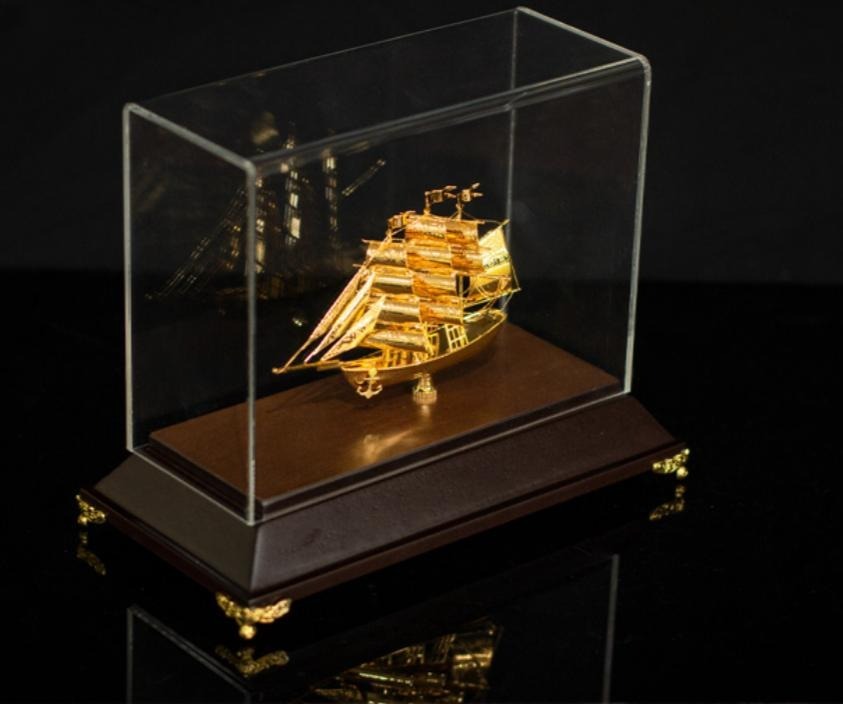 Thuyền phong thuỷ mạ vàng MS 14 trưng bày trong hộp mica cao cấp